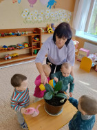 Во второй группе раннего возраста &quot;Неваляшка&quot;, прошло занятие на тему:&quot;Посадим цветок&quot;.